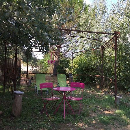Roulotte Aux Peupliers Hotel La Tour-dʼAigues Екстериор снимка
