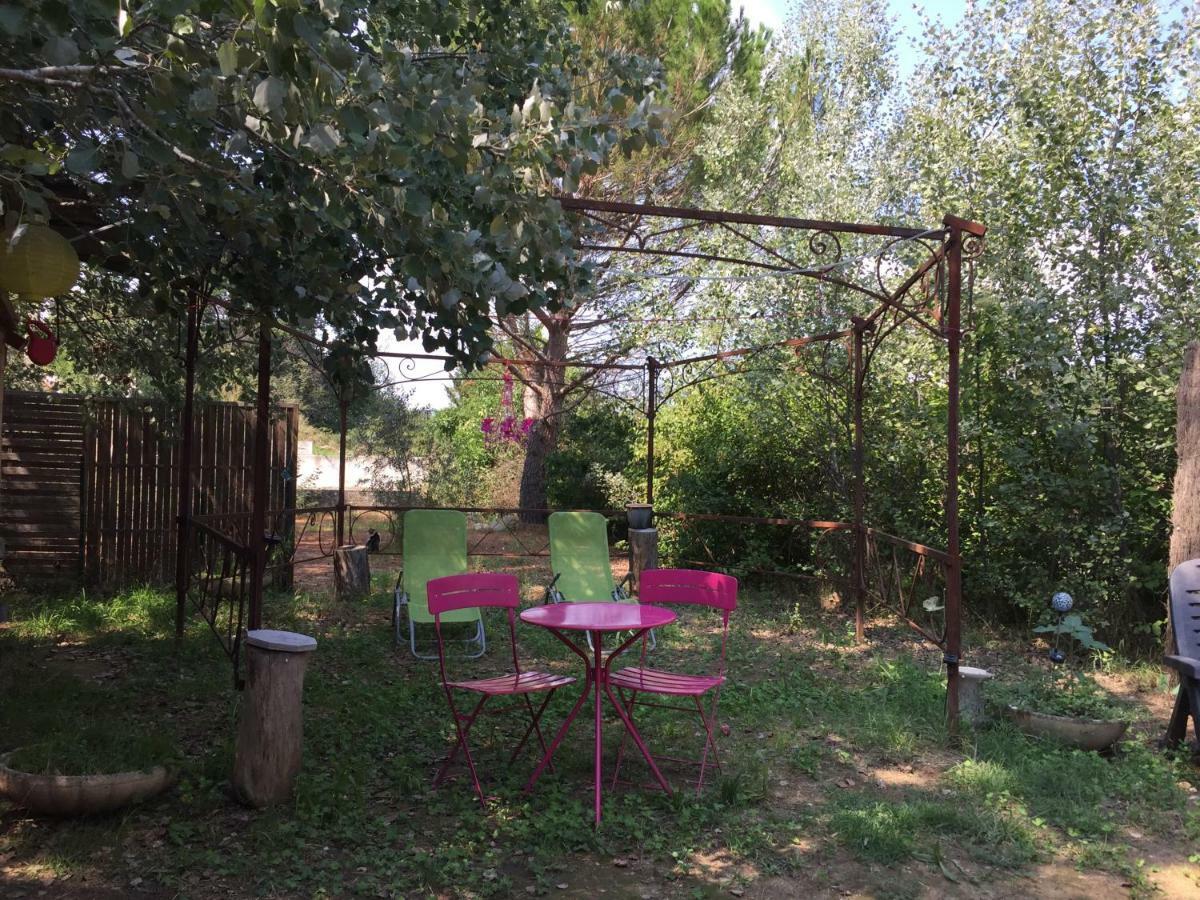 Roulotte Aux Peupliers Hotel La Tour-dʼAigues Екстериор снимка